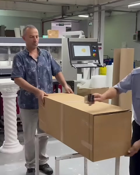Ürün kutusu kapatılarak paketleme işlemi tamamlanıyor