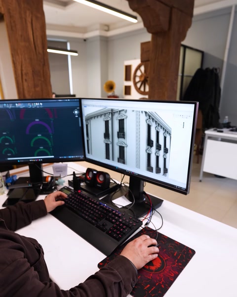 Bina cephesi teknik çizimi çift monitörde detaylandırılıyor