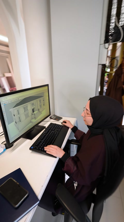 Mimar, villa dış cephesinin teknik modelini bilgisayarda hazırlıyor