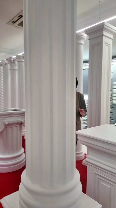 Kare sütunlar ve dairesel modeller showroomda birlikte görülüyor