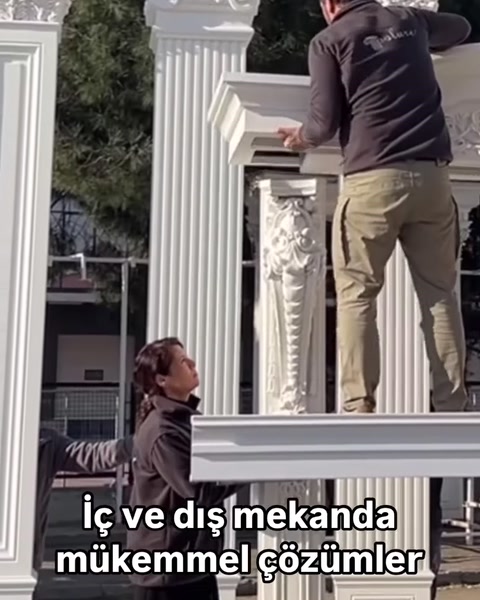 Usta, yivli sütunlar arasındaki bezemeli parçayı yerleştiriyor