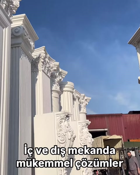 Klasik başlıklı dekoratif sütun modelleri açık alanda sergileniyor