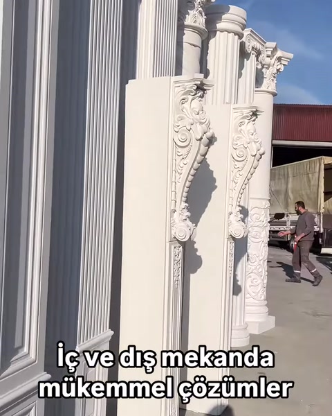 Bitkisel kabartmalı pilaster ve yivli sütun modelleri yan yana