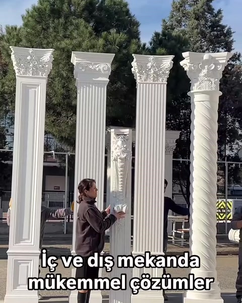 Korint ve İyon başlıklı sütun çeşitleri birlikte sunuluyor