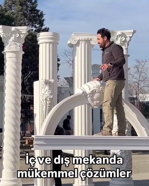 Usta, sütunlar arasındaki dekoratif kemer parçasını konumlandırıyor