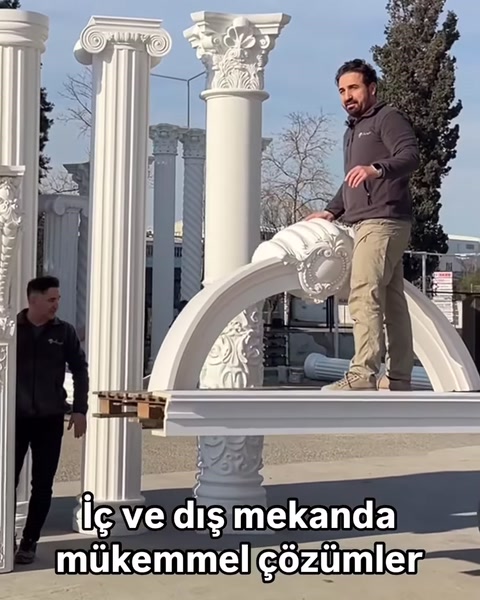 Kavisli kemer elemanı iki dekoratif sütun üzerinde duruyor