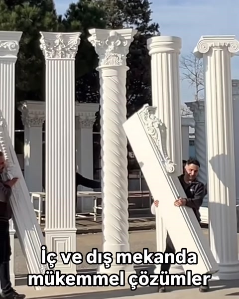 Bezemeli pilaster parçası sütun modellerinin yanında taşınıyor