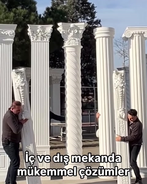 İki çalışan dekoratif pilaster parçasını dikey olarak hizalıyor