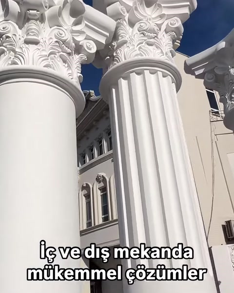 Düz ve yivli gövdeli iki sütun başlığı karşılaştırılıyor