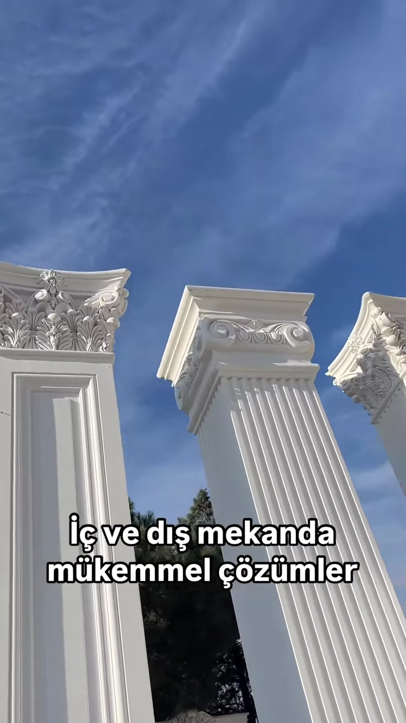 Farklı motiflerle işlenmiş sütun başlıkları gökyüzüne karşı görülüyor