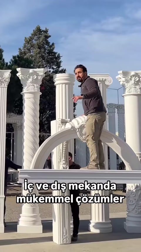 Dekoratif kemer parçası sütunlu çerçevenin üzerine yerleştiriliyor