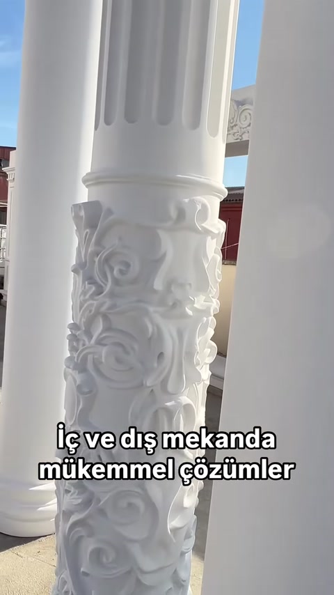 Kabartma yaprak motifli sütun gövdesinin ayrıntısı yakından görülüyor