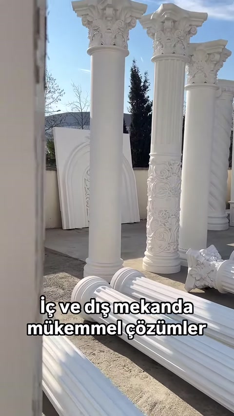 Tamamlanmış sütunlar ile yatay dekoratif parçalar birlikte sergileniyor