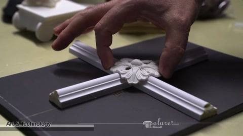 Çiçek motifli merkez süslemesi çapraz çıtaların üzerine yerleştiriliyor