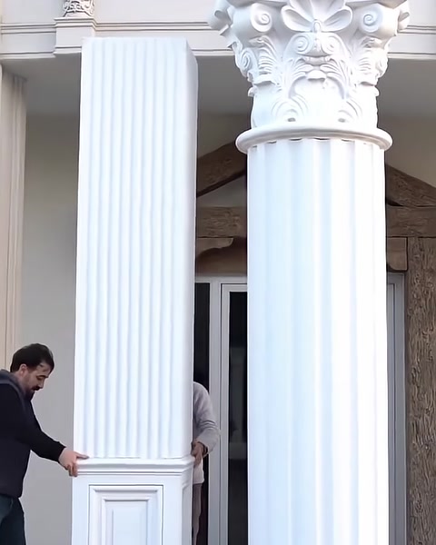 Yivli gövde desenli kare sütun ayağı üzerine indiriliyor