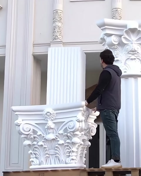Yivli gövde ve işlemeli başlık montaj öncesinde yan yana