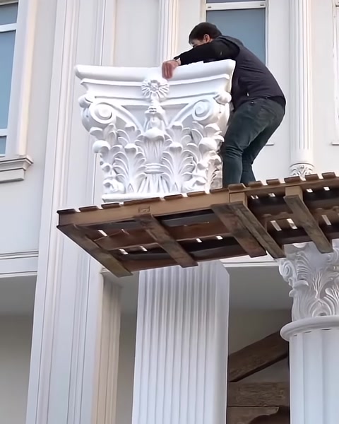 Usta geniş Korint başlığı üstten bastırarak yerine oturtuyor