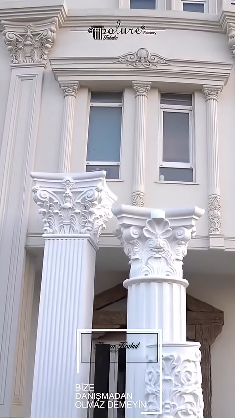 Korint başlıklı ve desenli ayaklı sütunlar tamamlanmış halde görülüyor