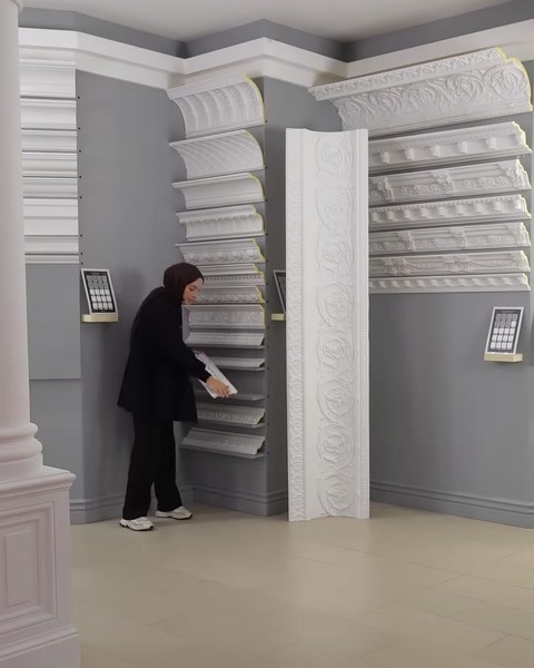 Sunucu duvardaki farklı kartonpiyer kesitlerini yakından inceliyor