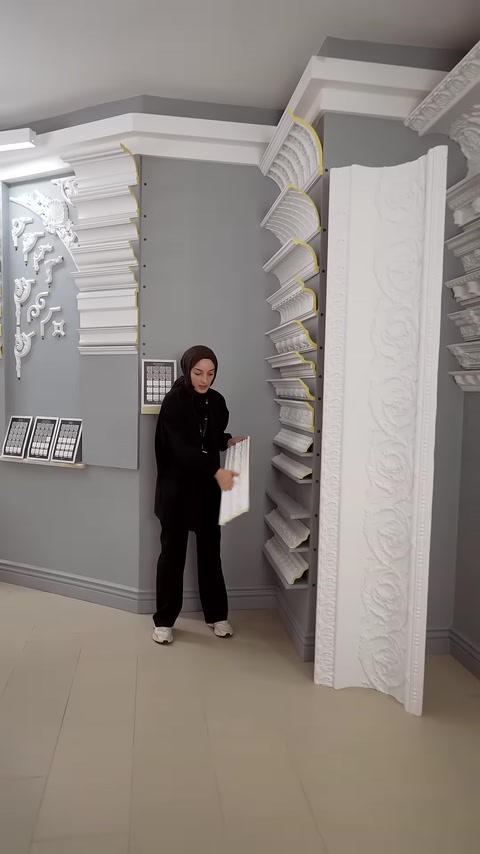 Sunucu, beyaz poliüretan kartonpiyer numunesini elinde sergiliyor.