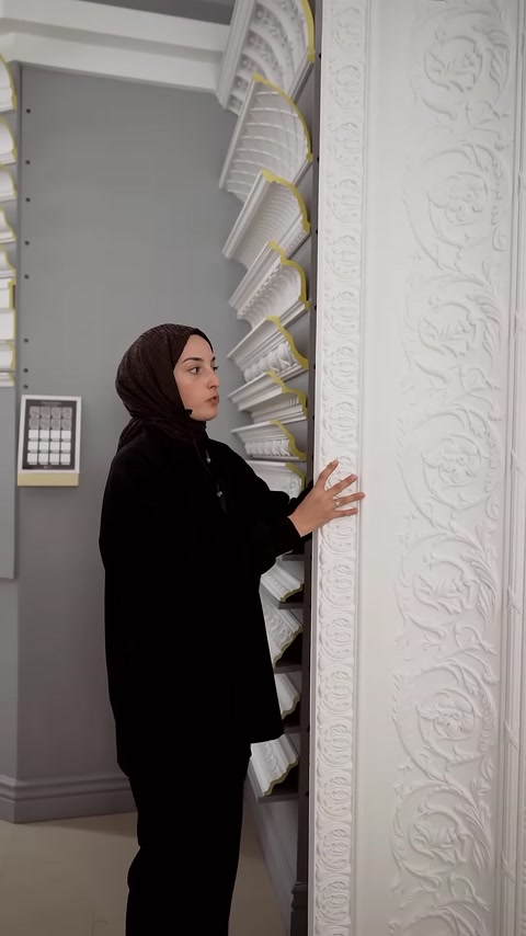 Kabartma desenli geniş dekoratif profilin yüzey ayrıntıları inceleniyor.