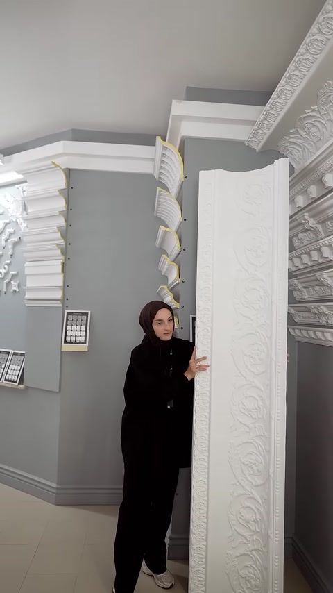 Düz ve motifli kartonpiyerlerin bulunduğu showroom bölümü sergileniyor.
