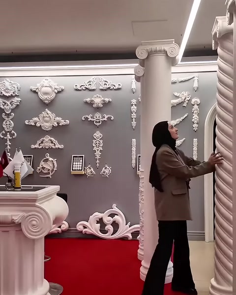 Showroomda spiral gövdeli dekoratif sütun modeli tanıtılıyor