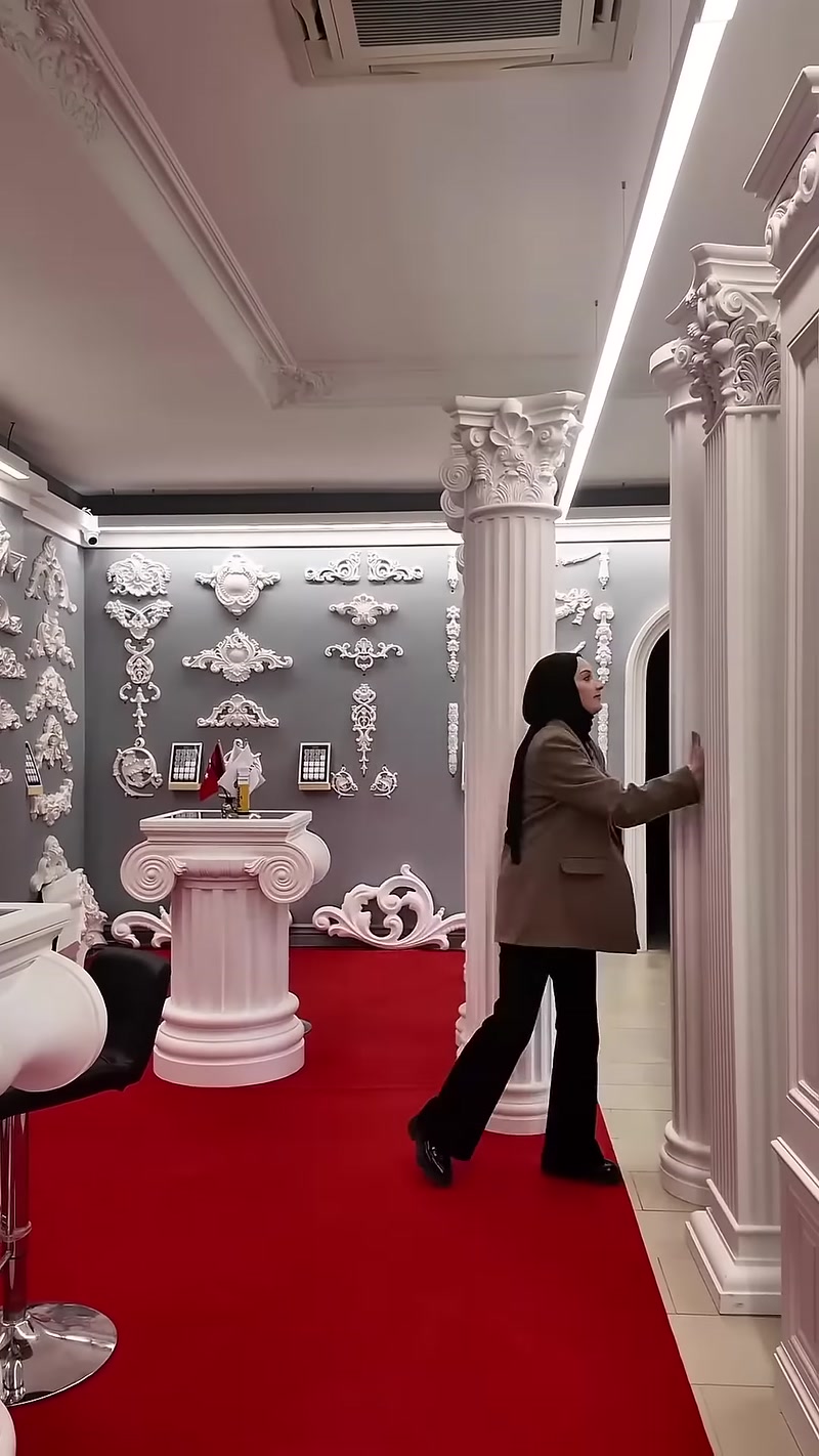 Farklı gövde ve başlık tasarımlarına sahip sütunlar sergileniyor