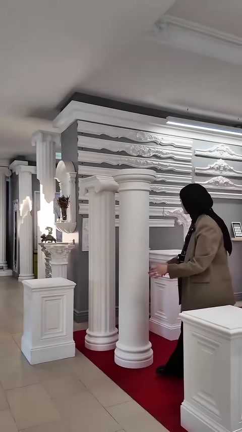 Showroom bölümünde farklı sütun modelleri ve dekoratif profiller sergileniyor