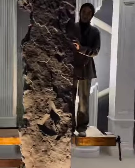 Doğal kaya dokulu dikey panel ayakta sergileniyor