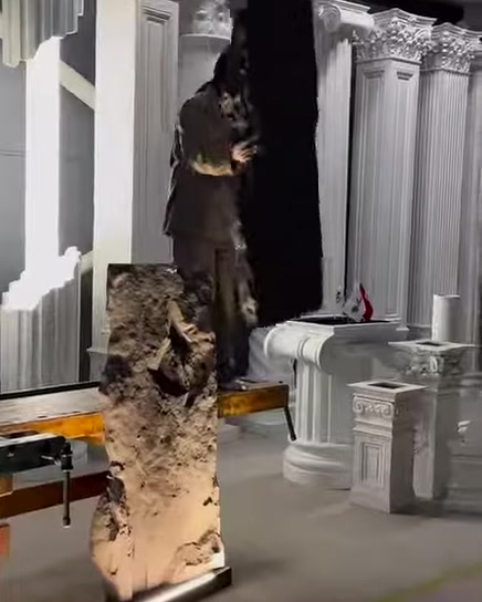 Panelin koyu renkli arka yüzü çevrilerek gösteriliyor