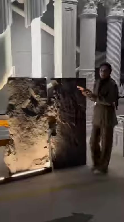 Farklı yüzeylere sahip iki kaya paneli yan yana sergileniyor