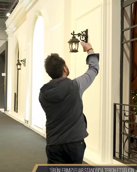 Kemer yanındaki klasik duvar aplikinin yerleşimi inceleniyor