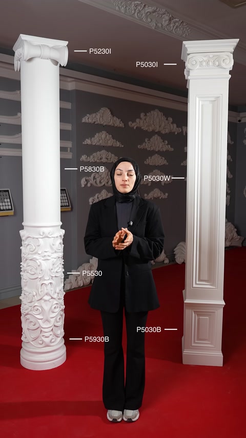 Kabartmalı sütun ile kare kesitli dekoratif model yan yana görülüyor.