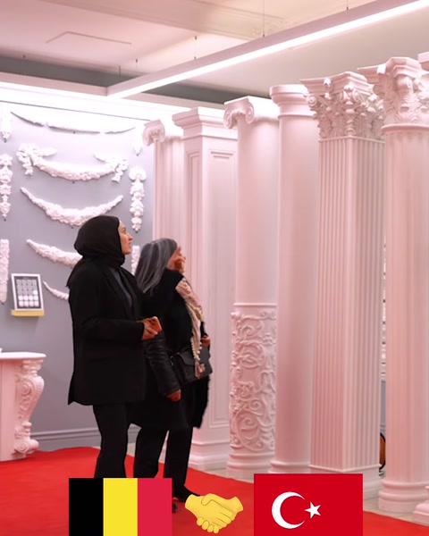 Farklı gövde ve başlık tasarımlarına sahip dekoratif sütunlar