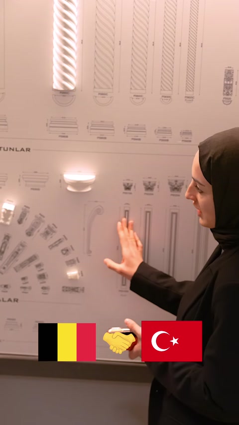 Düğün salonuna yönelik dekorasyon elemanları proje panosunda değerlendiriliyor