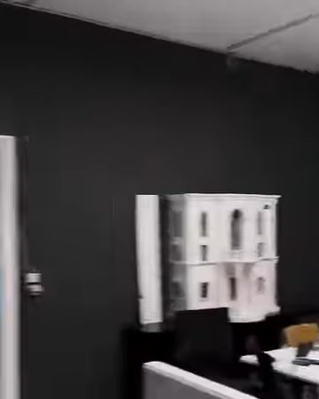 Farklı biçimlerde dekoratif sütun başlıklarının sergilendiği duvar standı