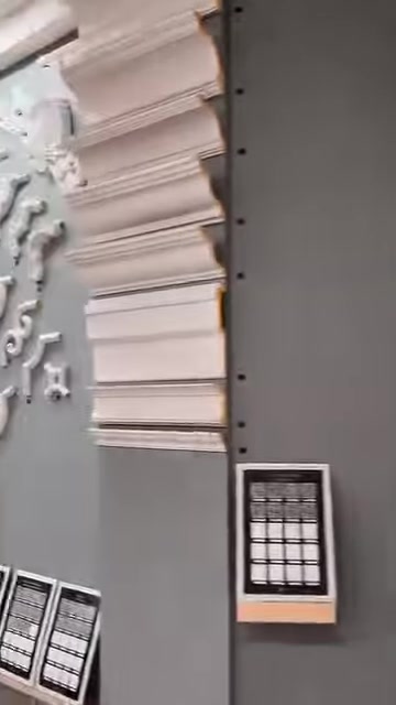 Farklı kesitlerde düz ve desenli kartonpiyer profilleri duvarda sergileniyor