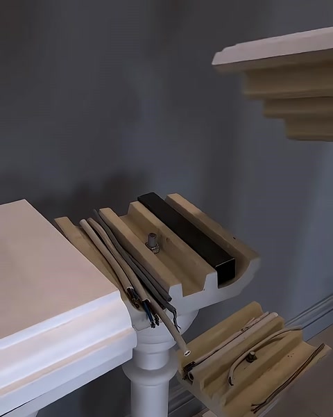 Açık renkli çıta kesitleri ürün standında karşılaştırılıyor