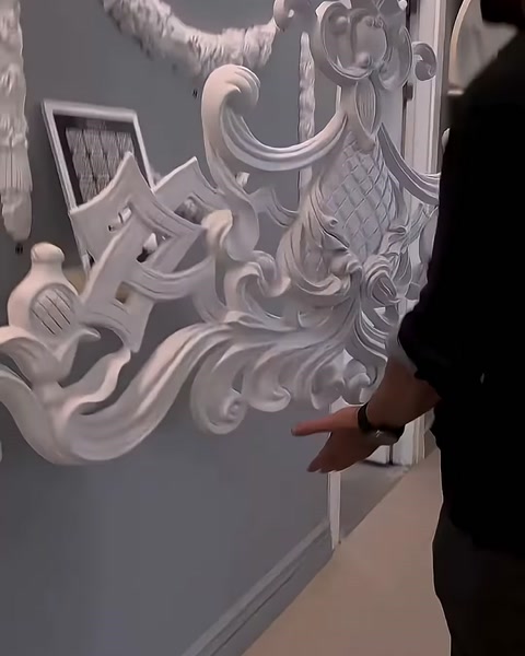 Büyük ve kabartmalı klasik duvar paneli yakından inceleniyor