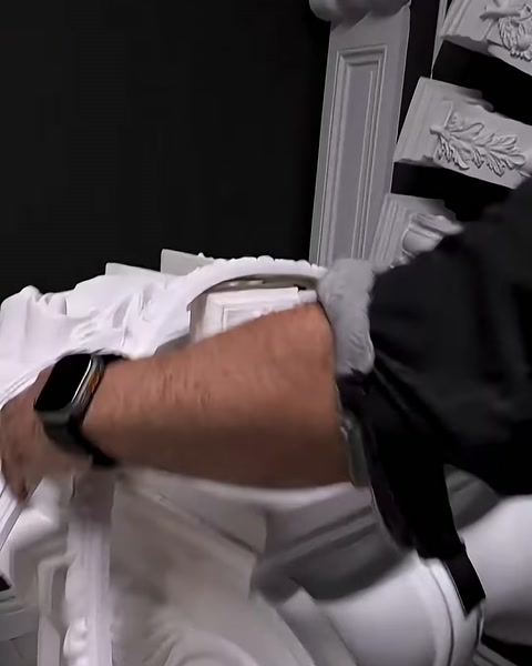 Geniş esnek dekoratif çıta halka biçiminde kıvrılıyor
