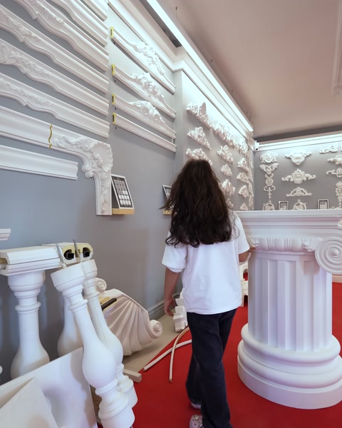 Duvarda konsol ve süsleme ürünleri ile sütun parçaları