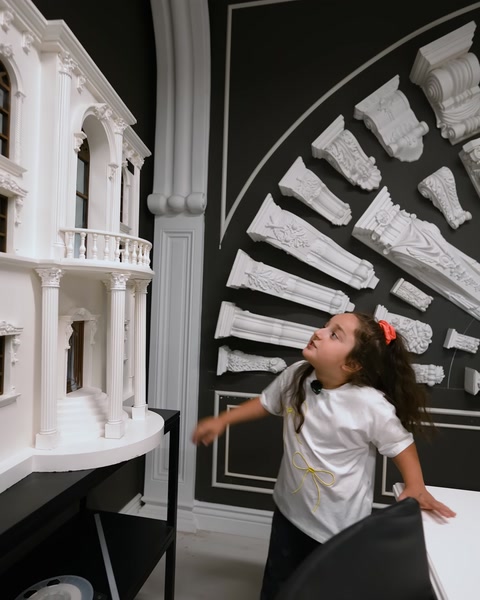 Minyatür villa maketinde balkon ve pencere süsleme detayları