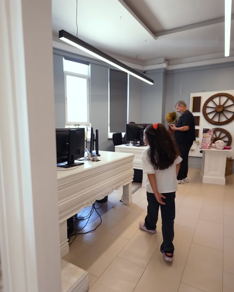 Ofis alanında bilgisayar masaları ve tekerlek dekor objesi