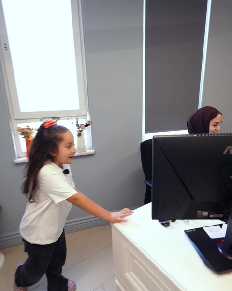 Ofis masasında bilgisayarlı çalışma alanı görünümü