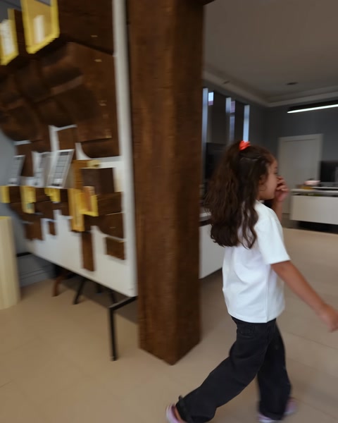 Ahşap desenli sütun ve panel örneklerinin sergilenmesi