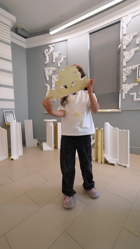 Büyük oyma görünümlü dekoratif parça showroom içinde tanıtılıyor.