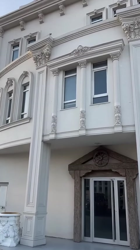 Bina cephesindeki işlemeli sütun başlıkları pencere çevresini tamamlıyor