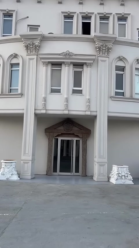 Klasik cephede sütunlar, başlıklar ve dekoratif profiller birlikte görülüyor