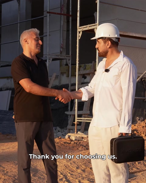Mustafa Bey ile Polure ekibi anlaşmayı el sıkışarak onaylıyor